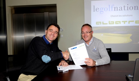 Paul Armitage (Golf National) und Christophe Caporal (Albatros France) unterzeichnen den Kooperationsvertrag.